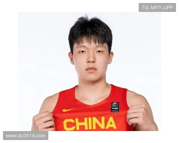 杨瀚森背粉色小书包启程湾区NBA首秀即将开启